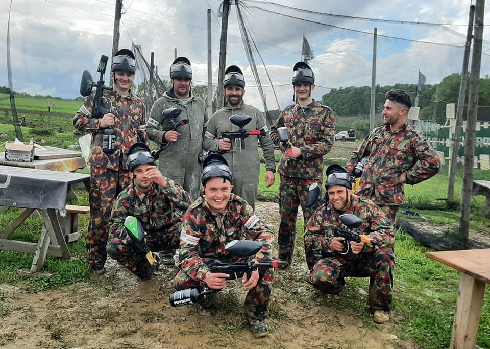 Grupa podczas imprezy integracyjnej na paintballu
